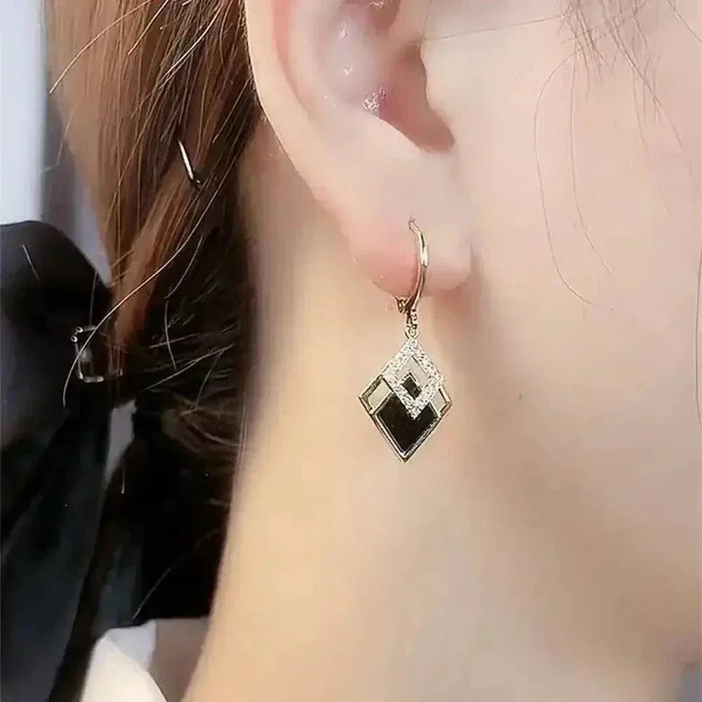 Rhinestone black rhombus dangle earrings with golden ear buckle.